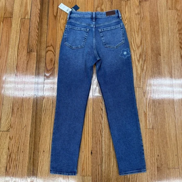 NWT Hollister Women's Straight Leg High Rise Mom Jeans with Floral Patch Design - Picture 2 of 13